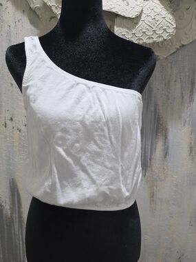 La Hearts One-Shoulder White Crop Top